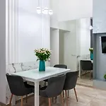 вулиця франка 28 центр 2 кімнати ізольовані кухня студія Apartment *