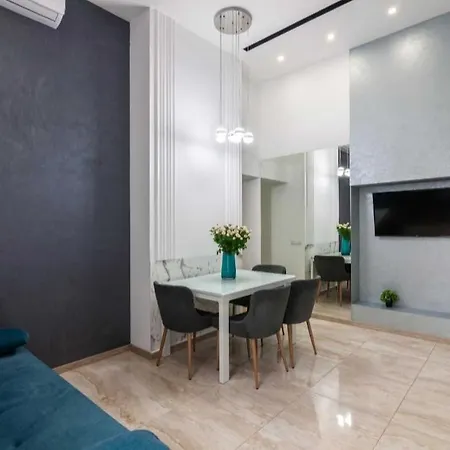 в центрі львова 2 кімнати ізольовані кухня студія Апартаменти Львів