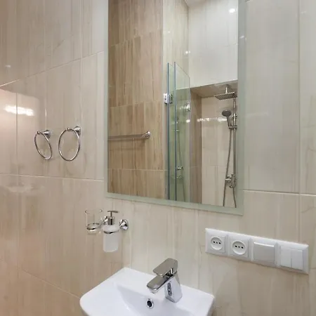 в центрі львова 2 кімнати ізольовані кухня студія *