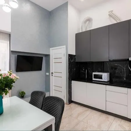 в центрі львова 2 кімнати ізольовані кухня студія Lviv