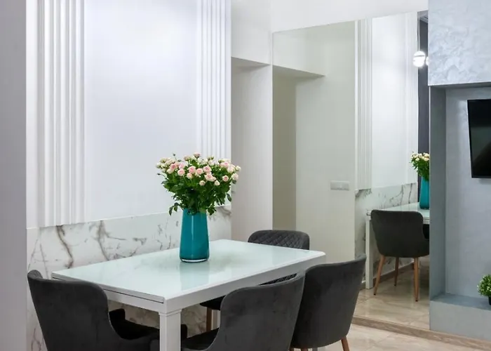 в центрі львова 2 кімнати ізольовані кухня студія Appartement *