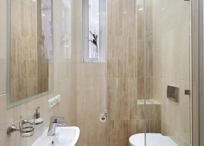 в центрі львова 2 кімнати ізольовані кухня студія *